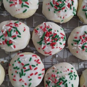 Anice cookies on a cooling rack.
