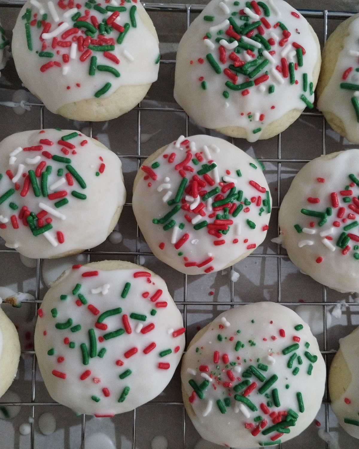 Anice cookies on a cooling rack.