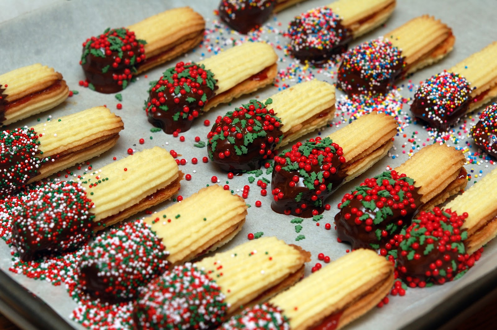 Mixed butter cookies with jam.